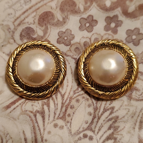 Chanel Pearl Dot Earrings (authentic) - Picture 1 of 2